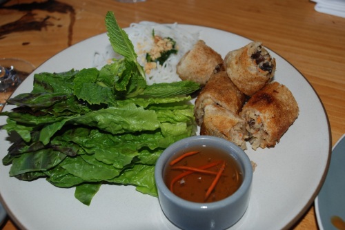 Crispy vegetarian imperial rolls with taro root, cabbage, glass noodles and peanuts - food with instructions...(1) put noodles, roll and mint in lettuce (2) dip in the sauce (3) put in mouth (photo: Marina Cohn)